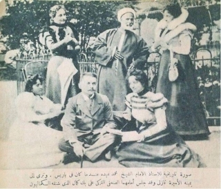 Мухаммад Абдо (в центре) с Али Кемалем (в центре внизу), прадедом премьер-министра Великобритании Бориса Джонсона, в Париже, Франция. (Фото предоставлено Мехметом Хасаном Булутом)